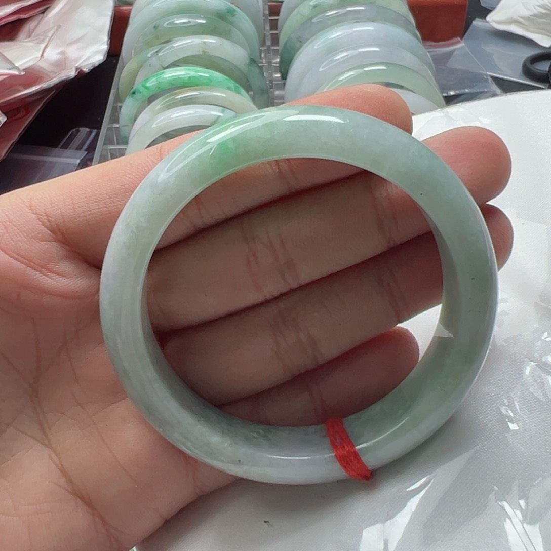 翡翠手镯未镶嵌54.4飘绿