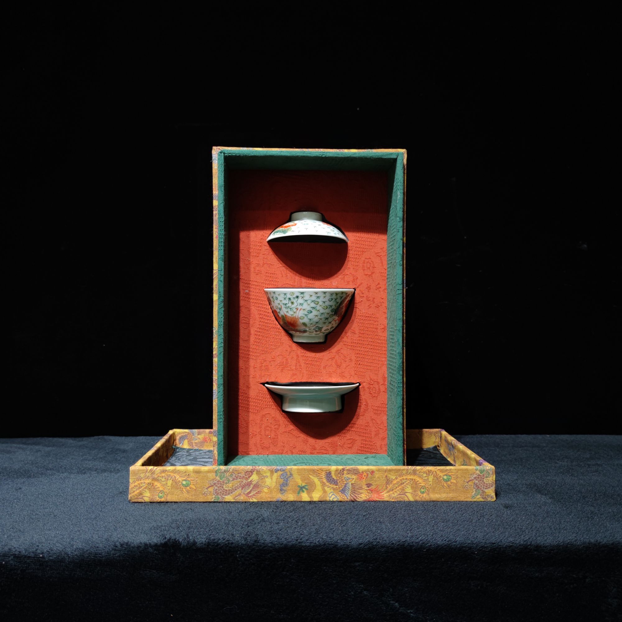 【闪购商品】 Jj1 清同治粉彩矾红鱼藻纹三才盖碗