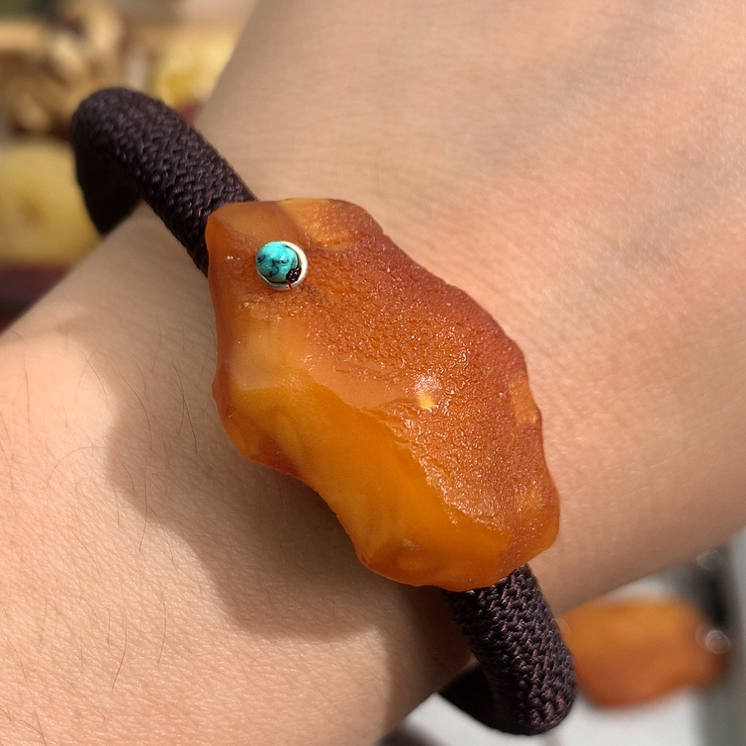 蜜蜡裸石未镶嵌在