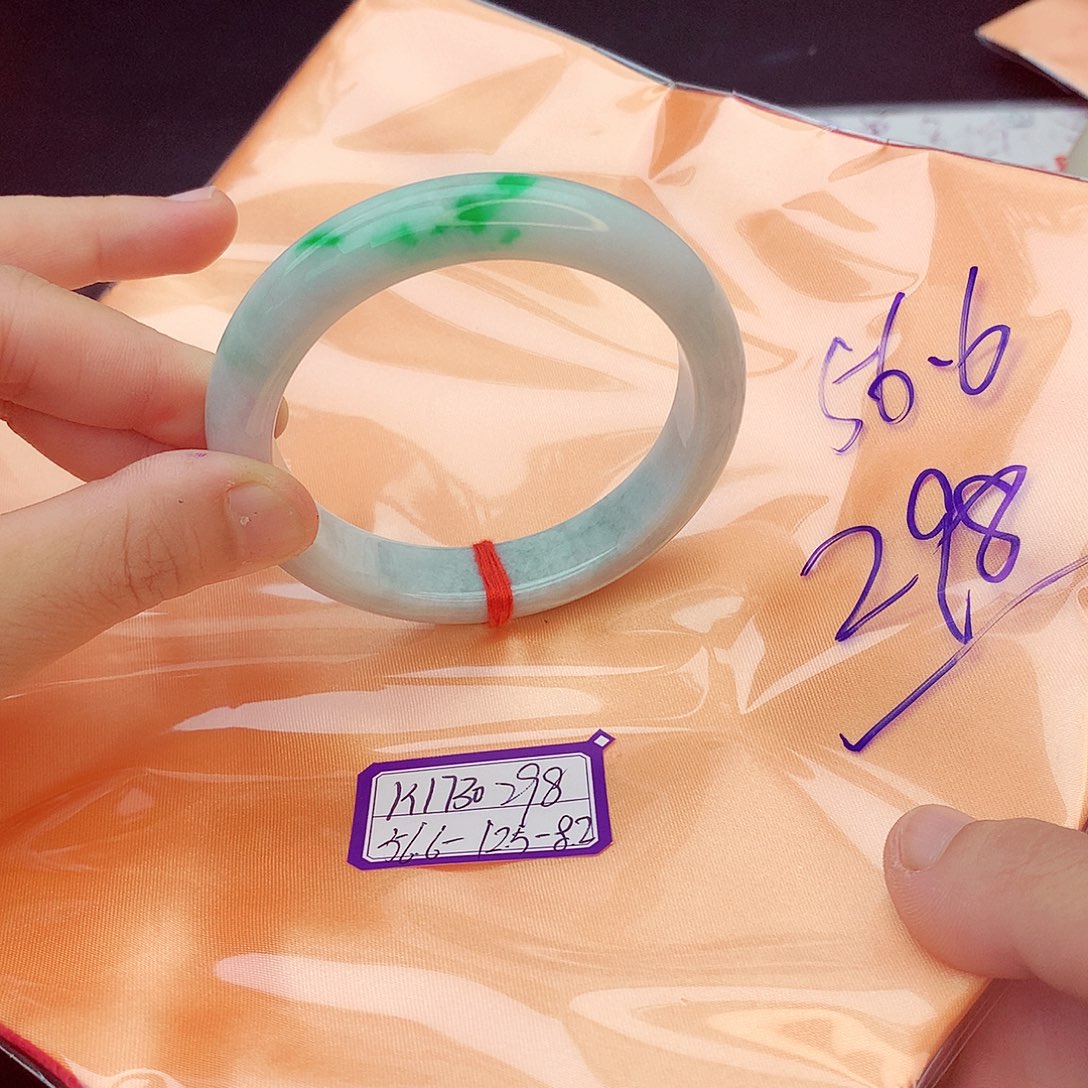 翡翠手镯未镶嵌翡翠