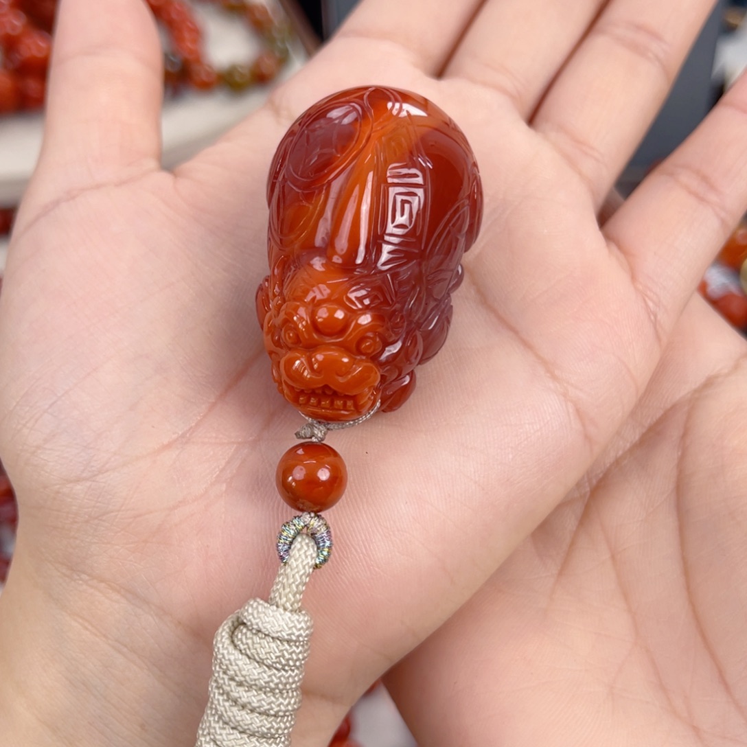 南红玛瑙未镶嵌瓦西高货锦红双色貔貅吊坠
