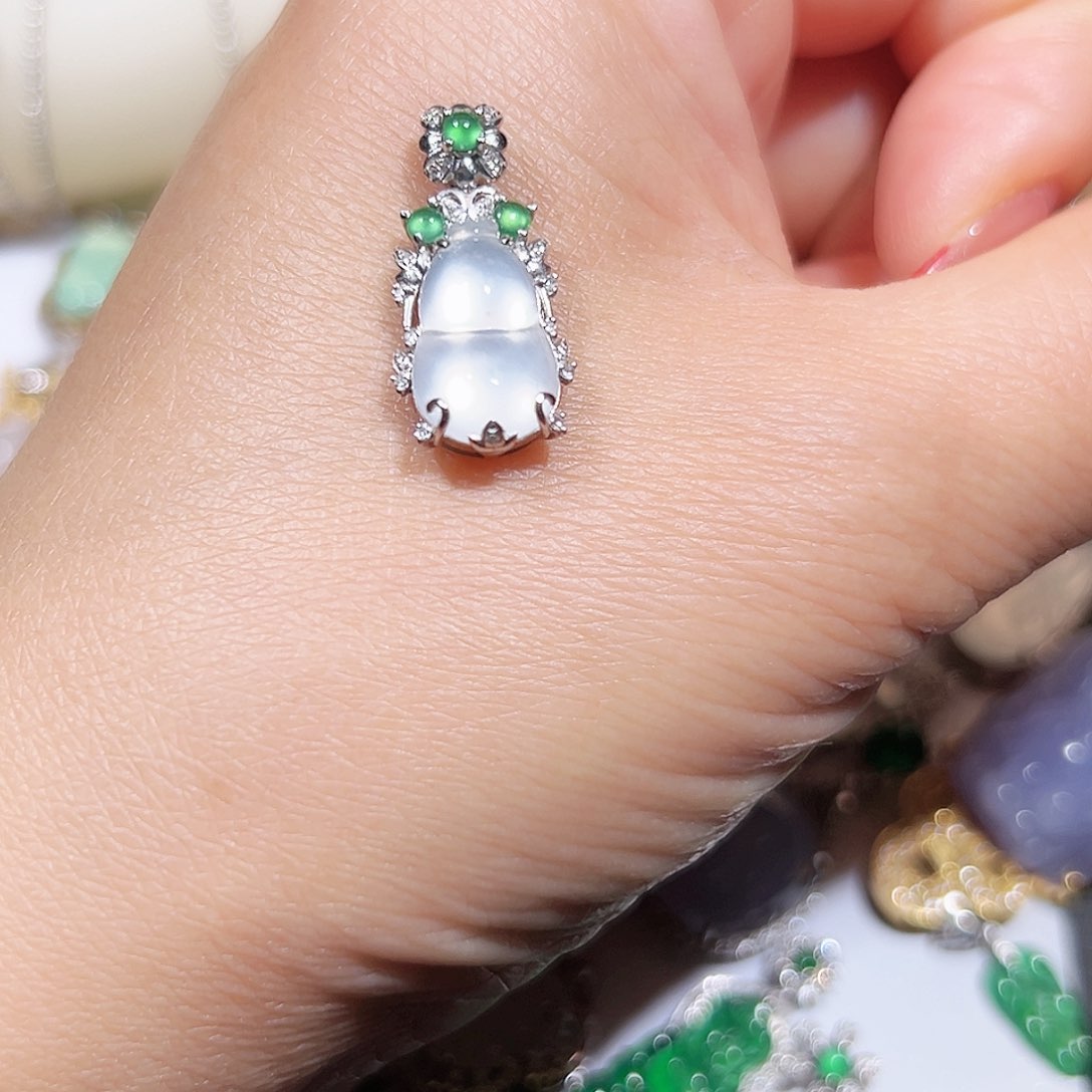 翡翠吊坠(不含链)18K金镶嵌