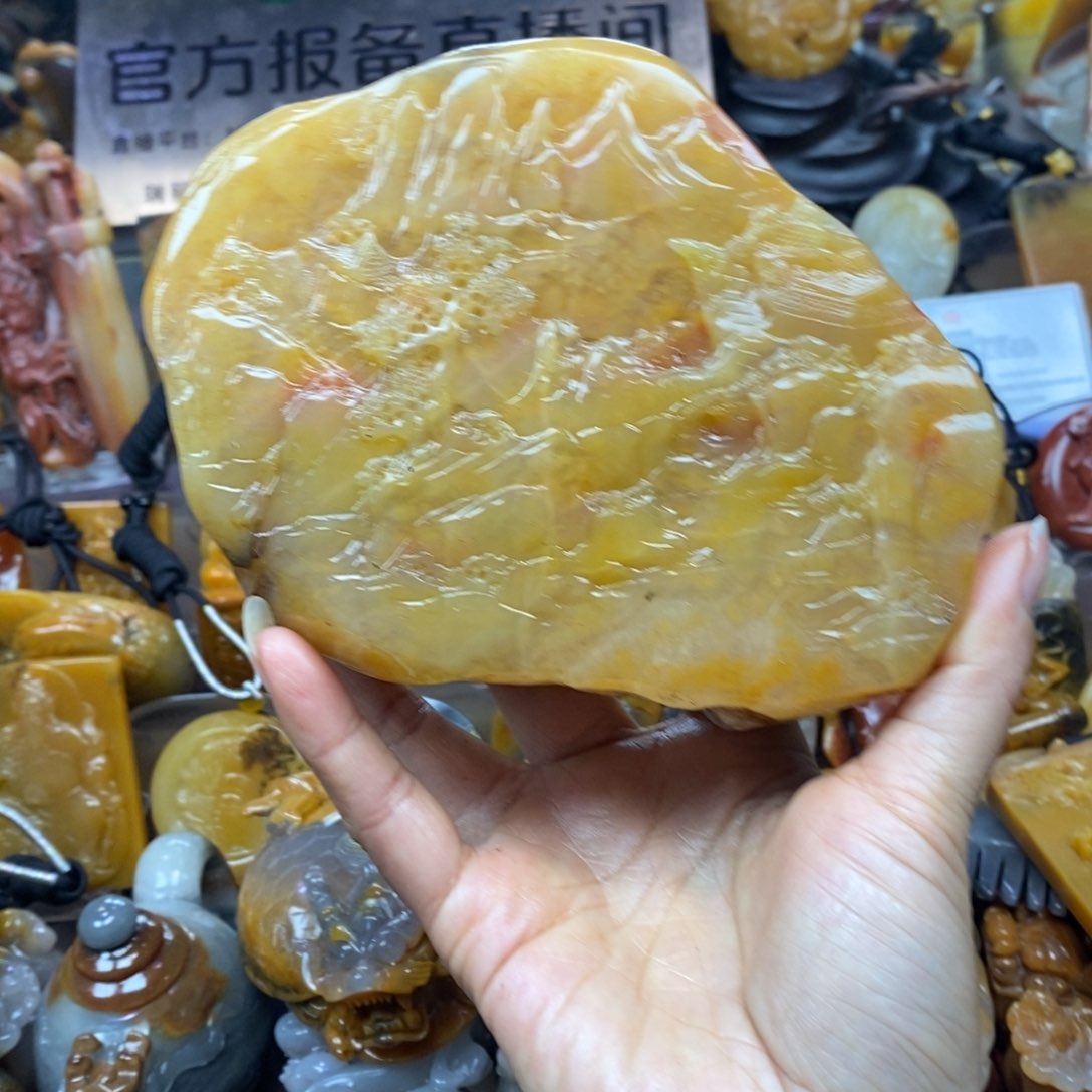 未镶嵌石英质玉（黄龙玉）颈饰