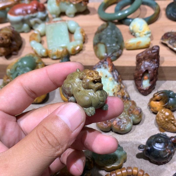 未镶嵌岫岩河磨玉（透闪石质玉）挂件