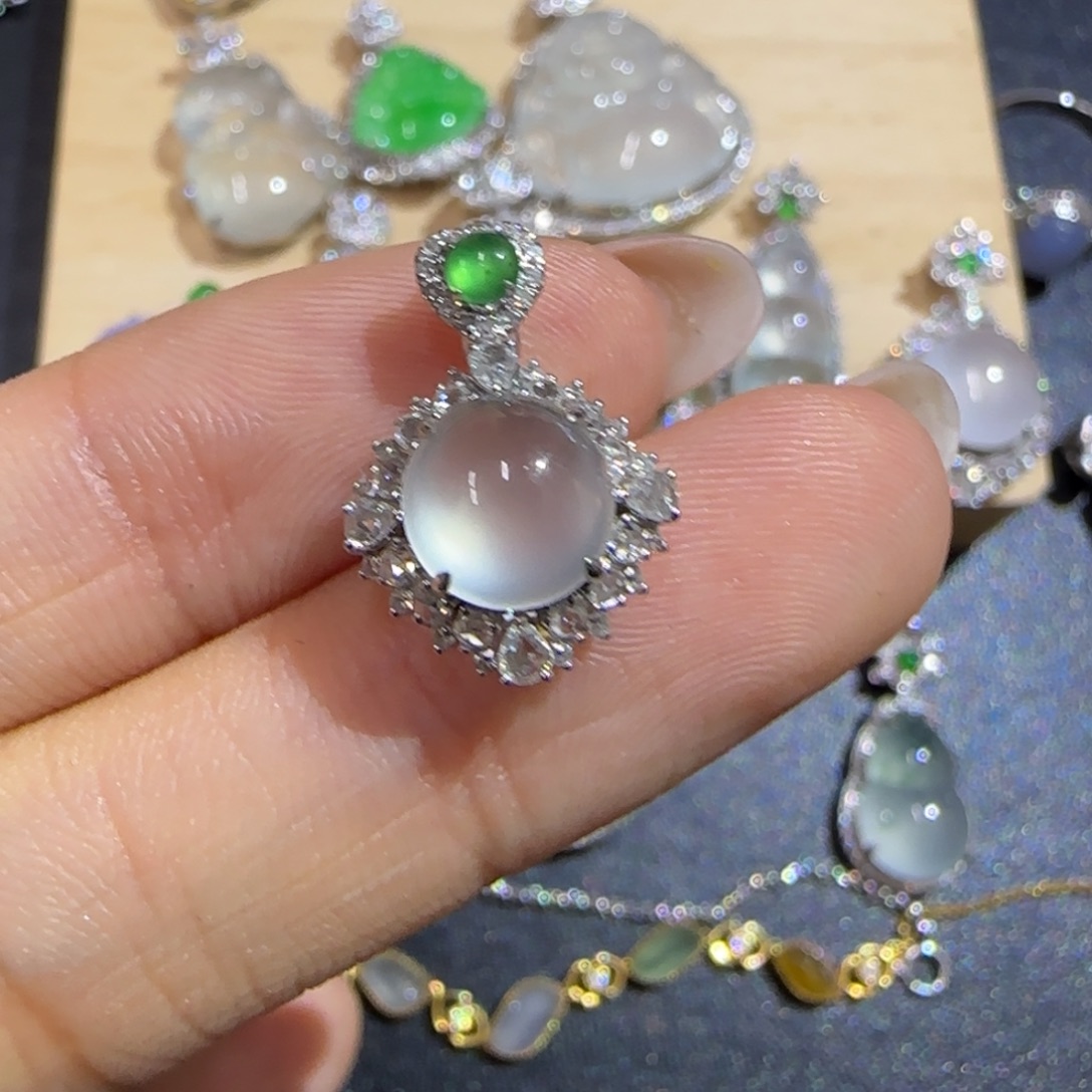 *****颈饰18K金镶嵌翡翠精品