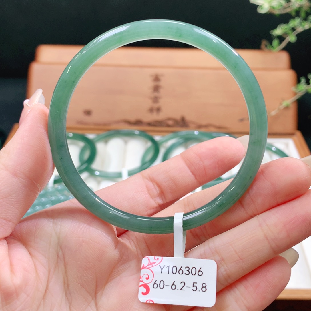 翡翠手镯未镶嵌天然