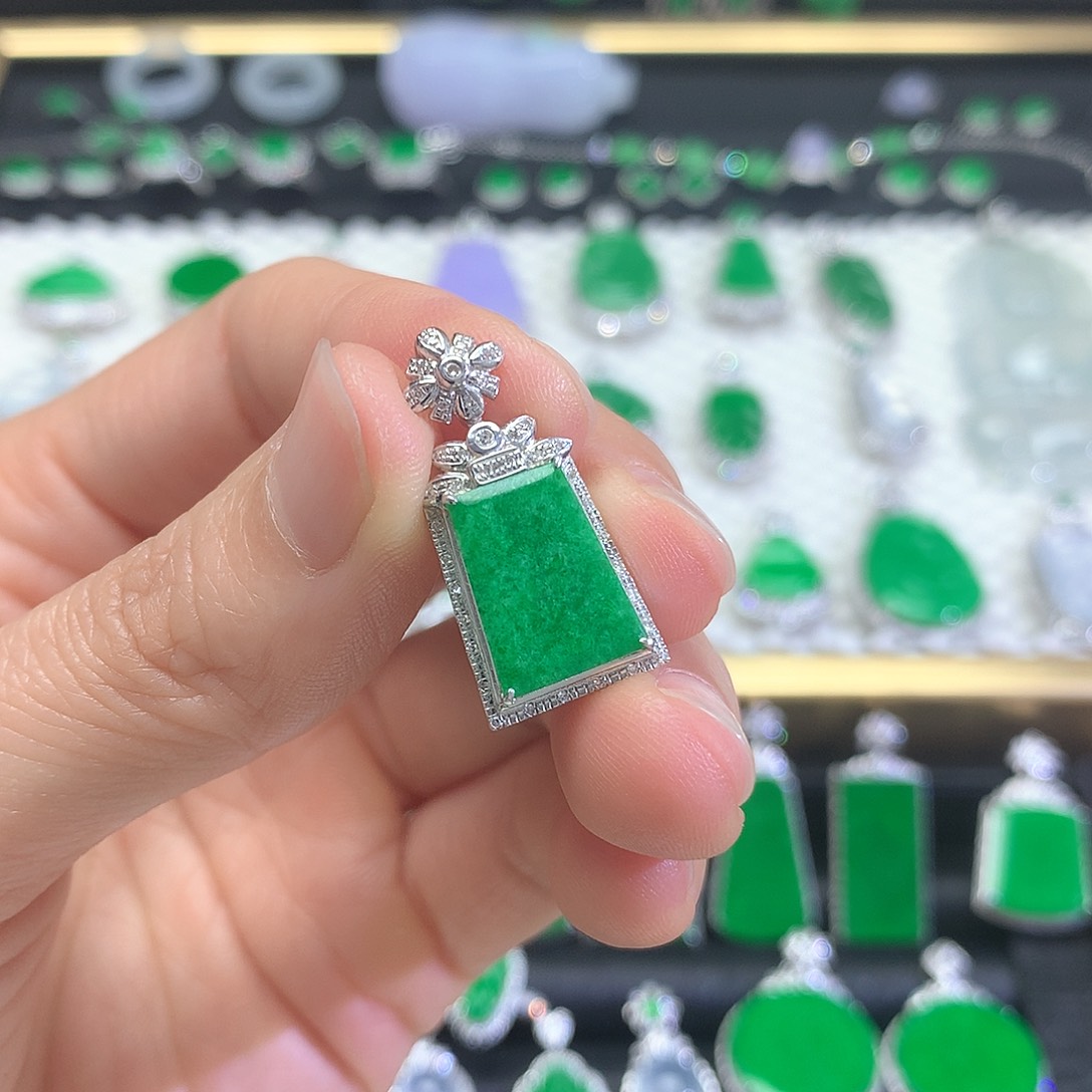 颈饰18K金镶嵌翡翠吊坠