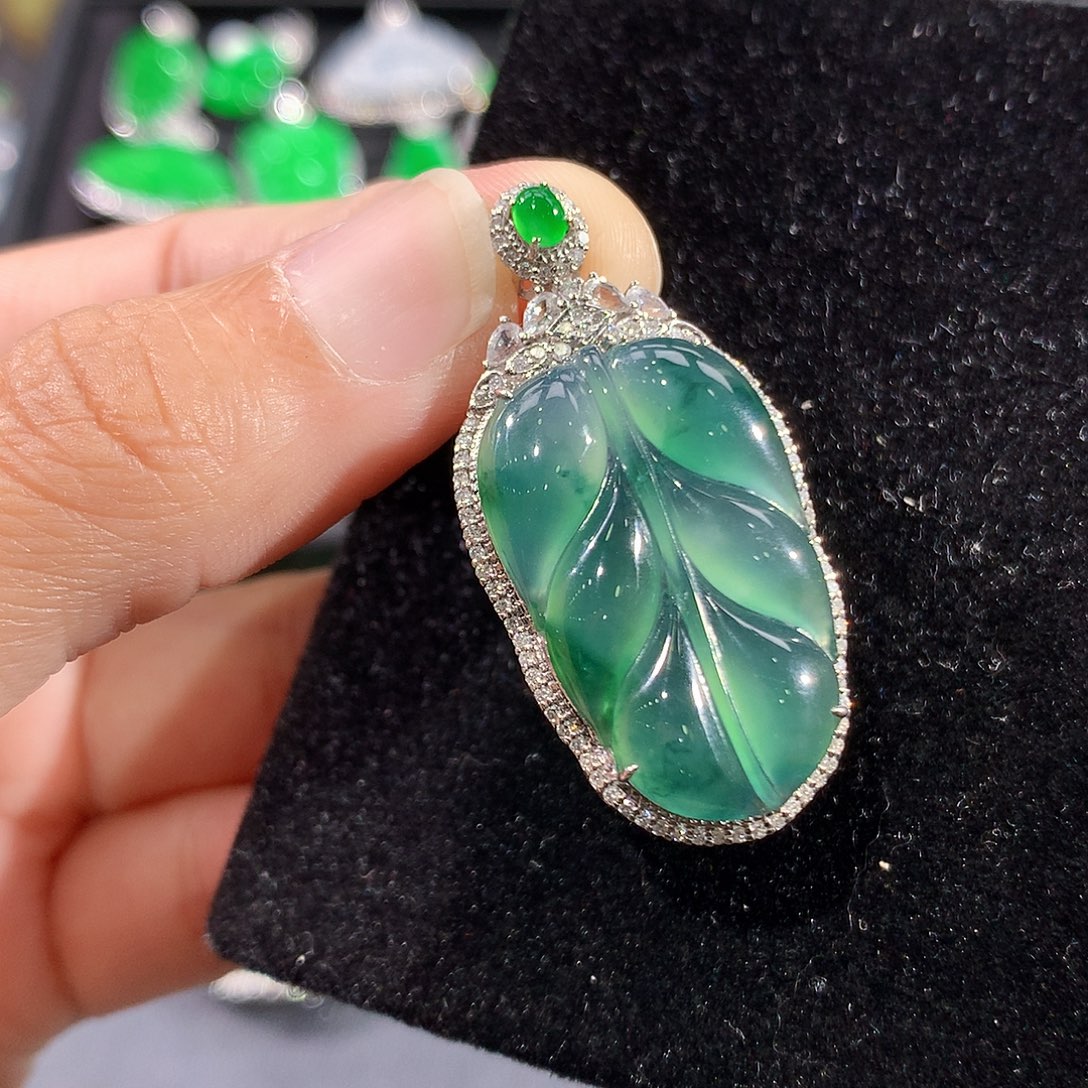 翡翠18K金镶嵌颈饰