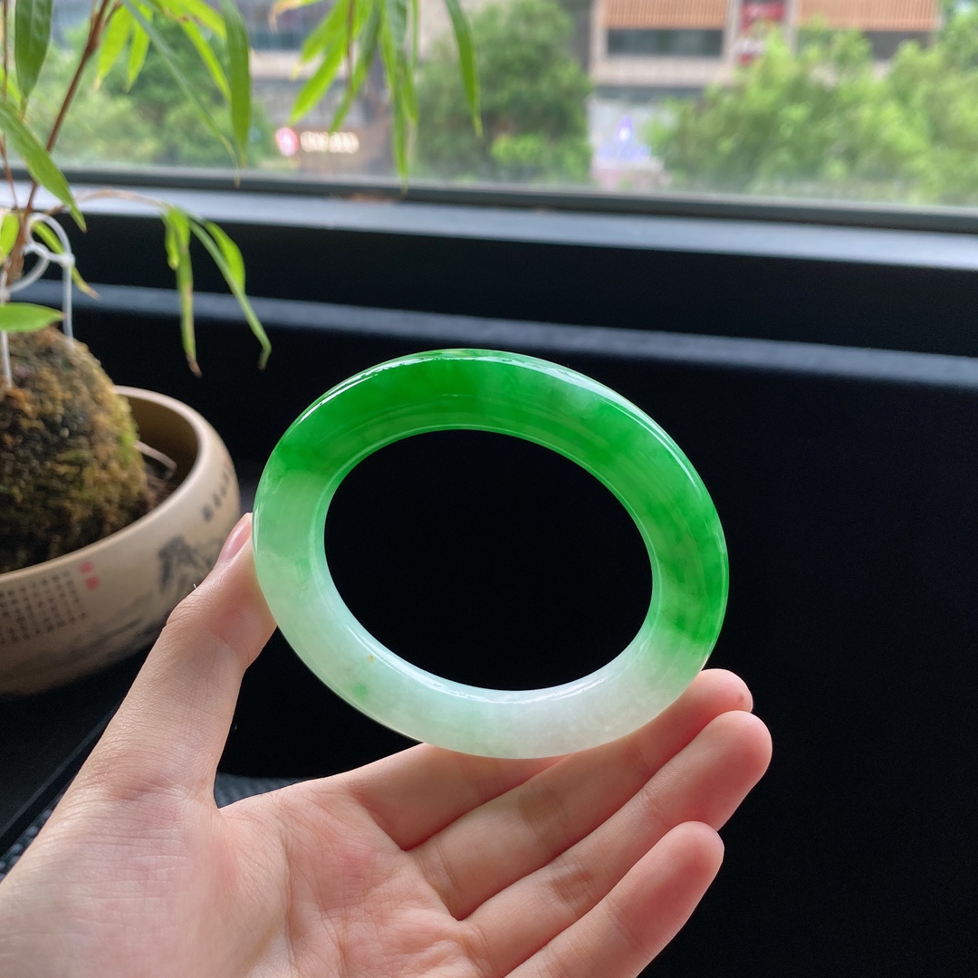 好色珠宝  圈口58缅甸老坑A货细糯种辣阳绿圆条女款翡翠手镯