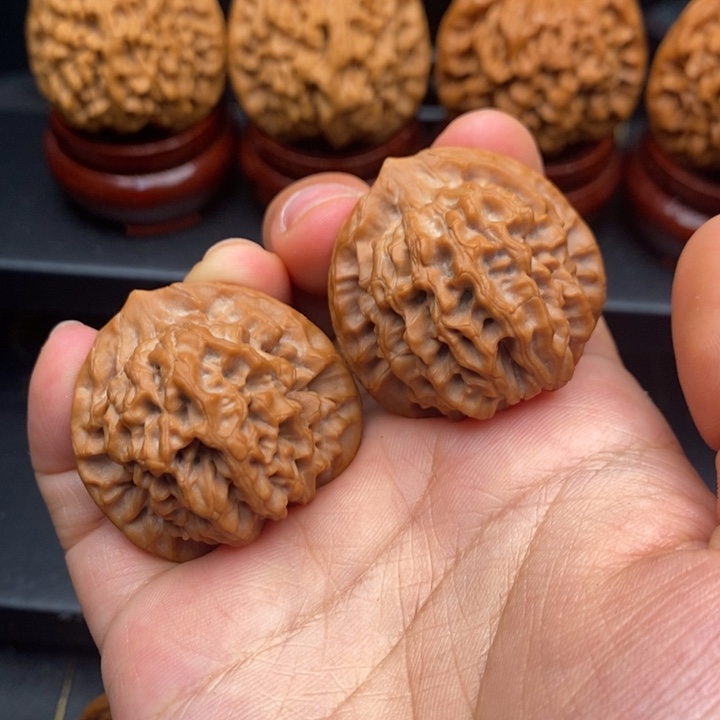 文玩核桃把件&*秦岭文玩核桃秦闷34.5修尖大红皮