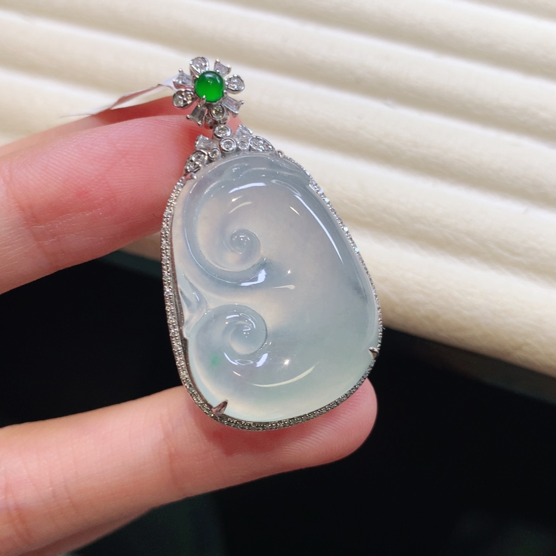 翡翠18K金镶嵌颈饰如意