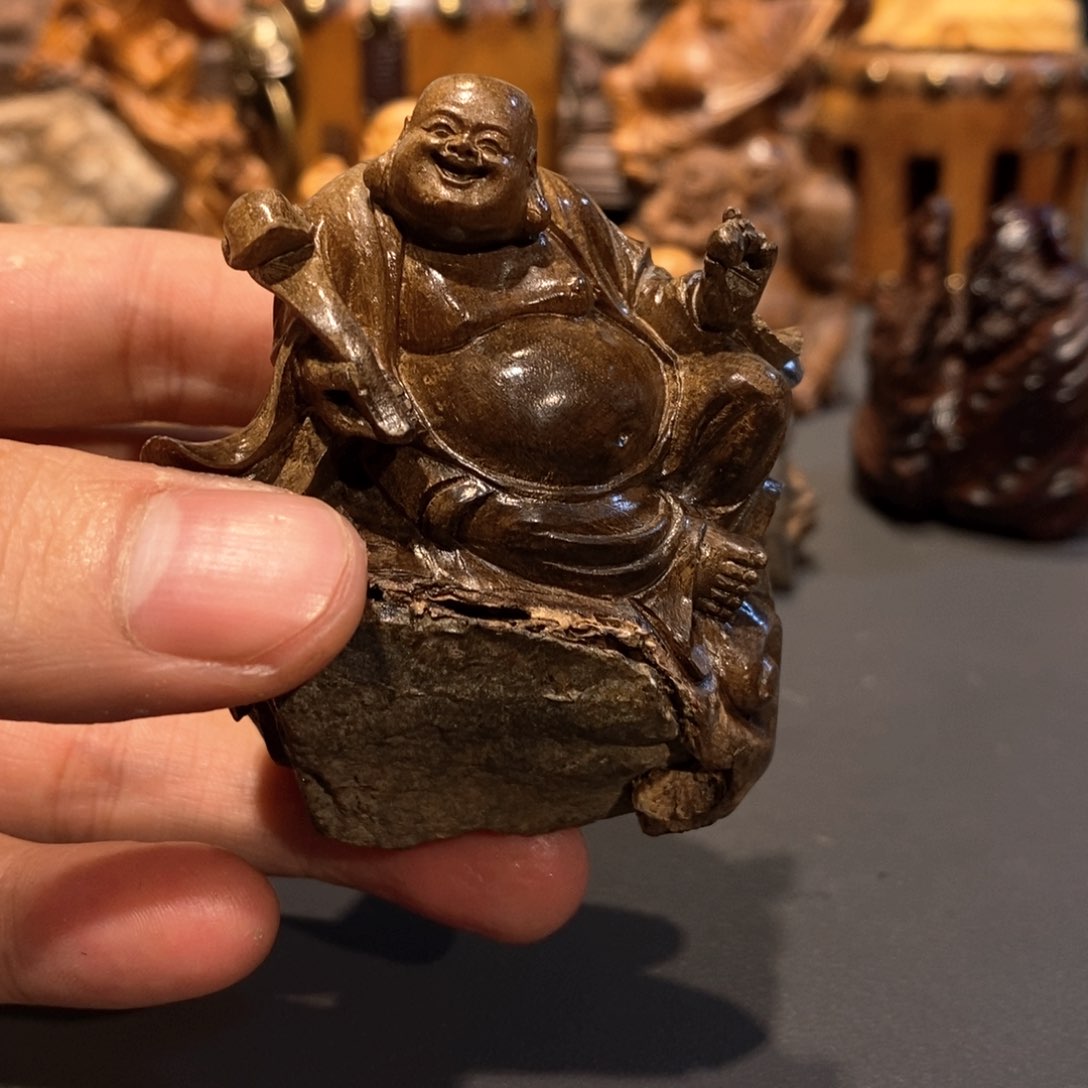 楠木教****师金丝楠木天然卡抱石弥勒佛手工雕刻