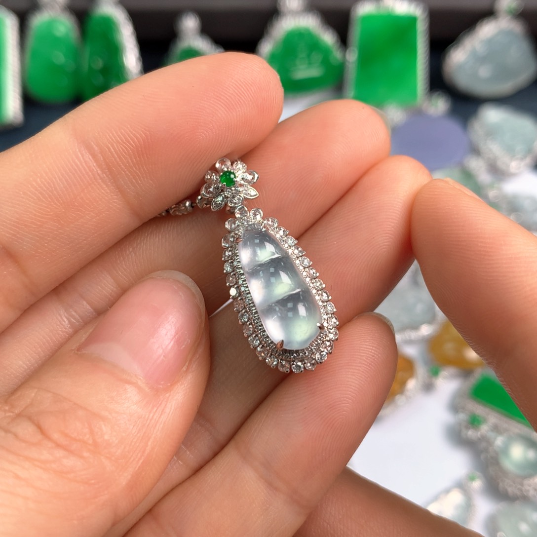 翡翠18K金镶嵌颈饰豆子