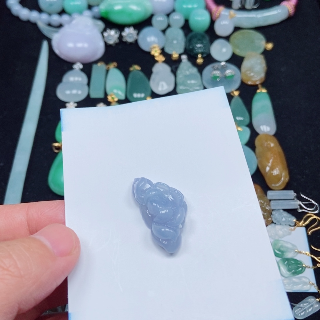 翡翠未镶嵌颈饰荷叶