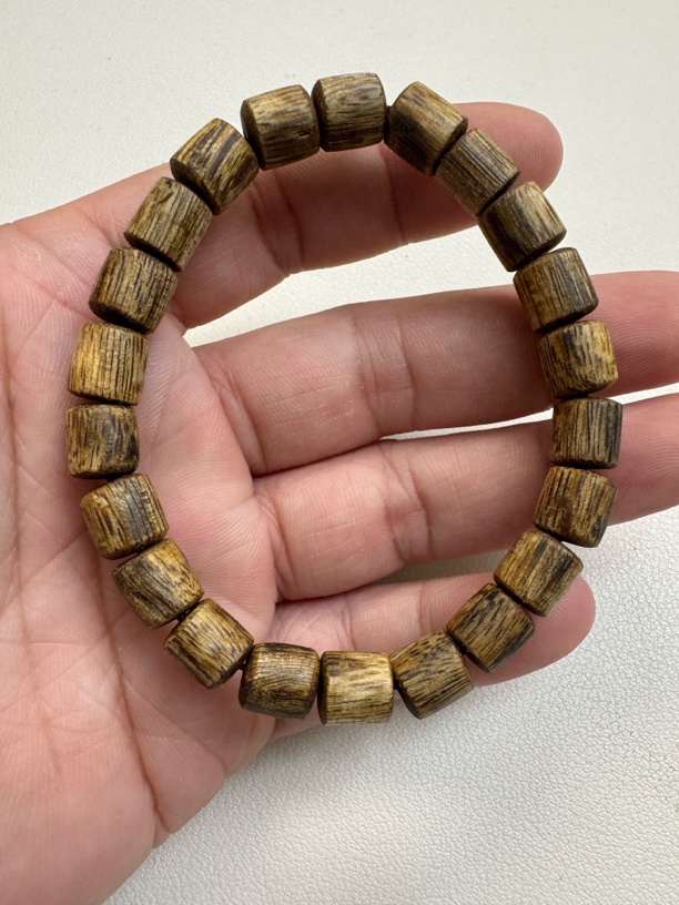 沉香奇楠手串乌身圆叶随型单圈