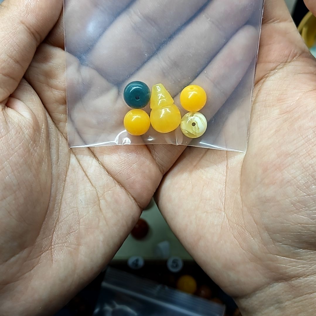 琥珀未镶嵌裸石女. 