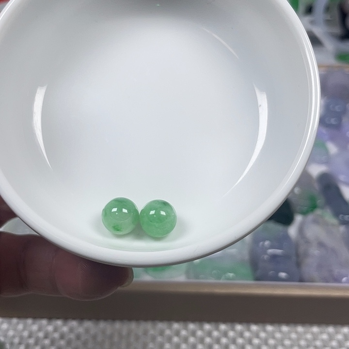 翡翠足银镶嵌颈饰6、卡10绿珠