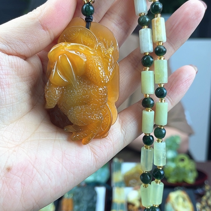 蛇纹石玉颈饰未镶嵌