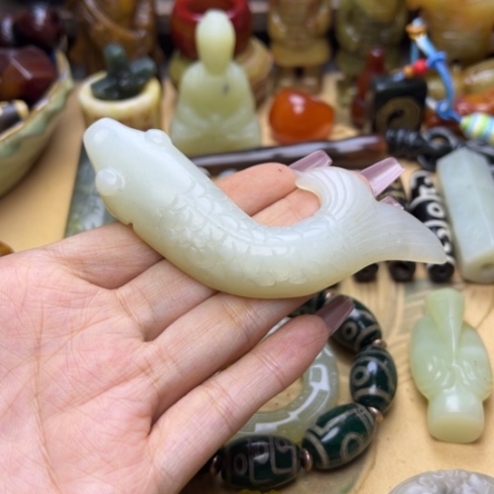 蛇纹石玉未镶嵌颈饰