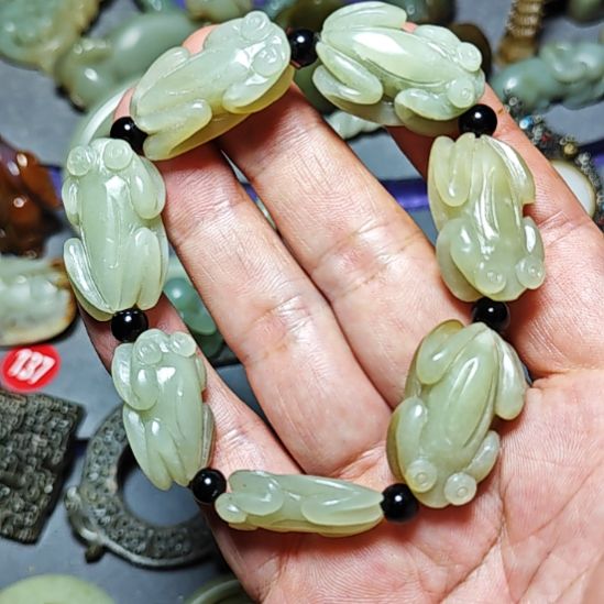 颈饰未镶嵌和田玉履**和