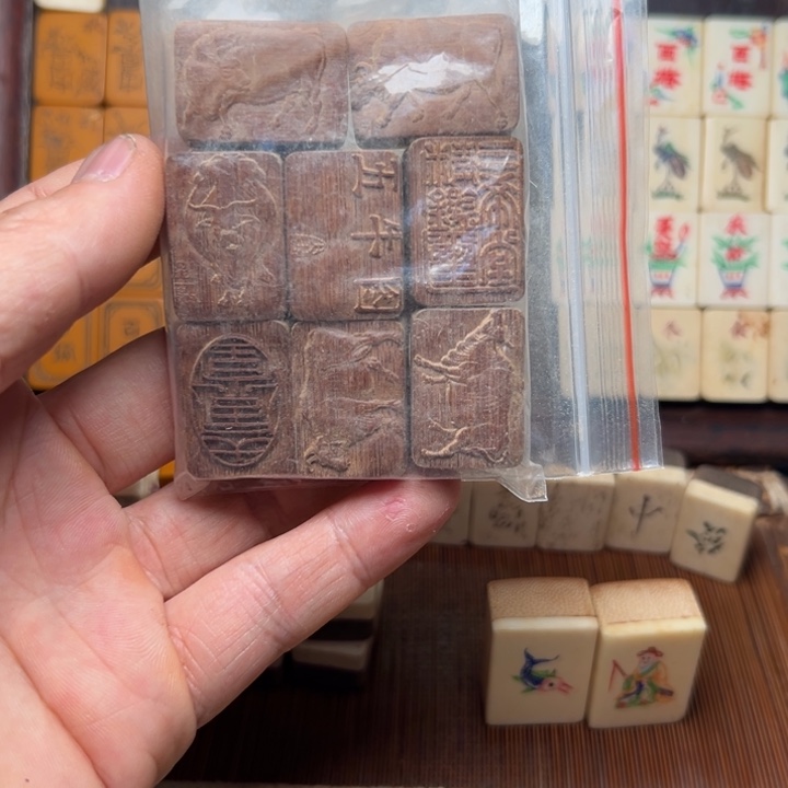 用***哥实心竹雕刻手把件
