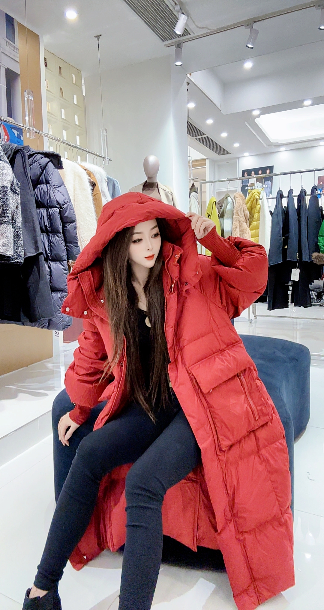 红色时尚洋气羽绒服女冬2025年新款爆款高级感炸街白鸭绒外套