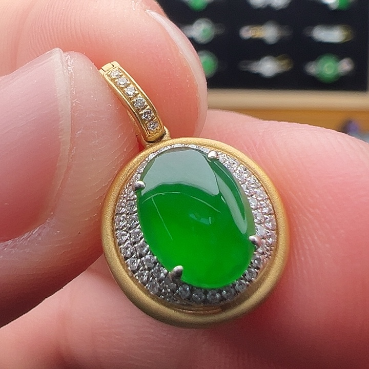 翡翠18K金镶嵌颈饰蛋面8.3