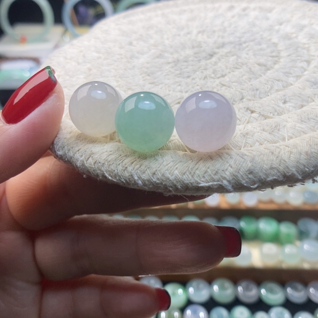 翡翠颈饰未镶嵌多宝13一起