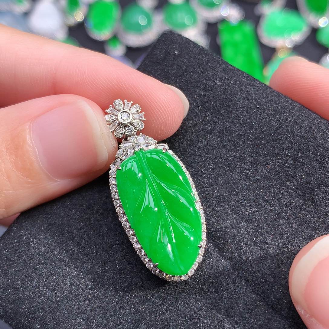 翡翠18K金镶嵌颈饰