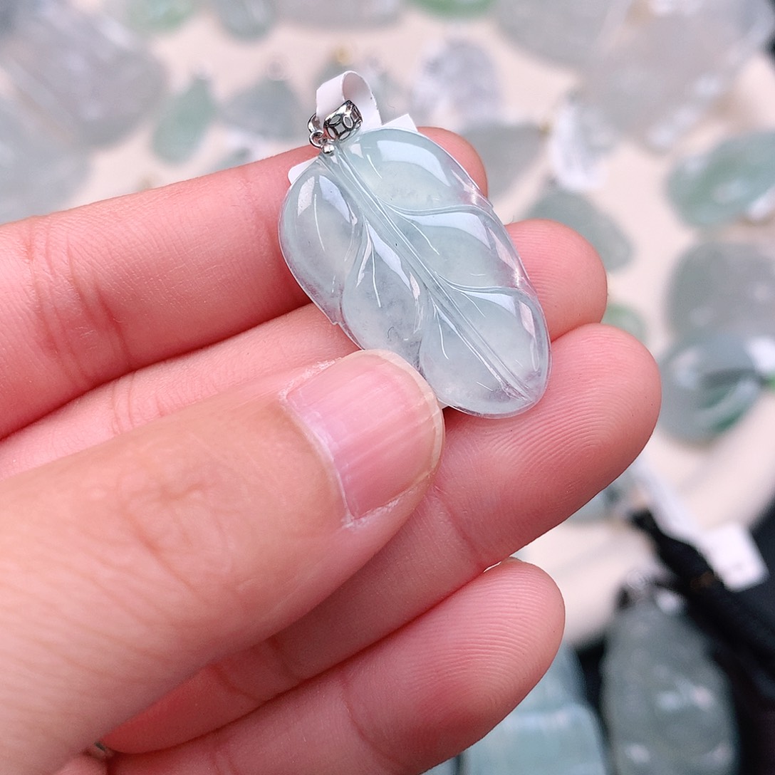 翡翠颈饰18K金镶嵌冰胶蓝叶子