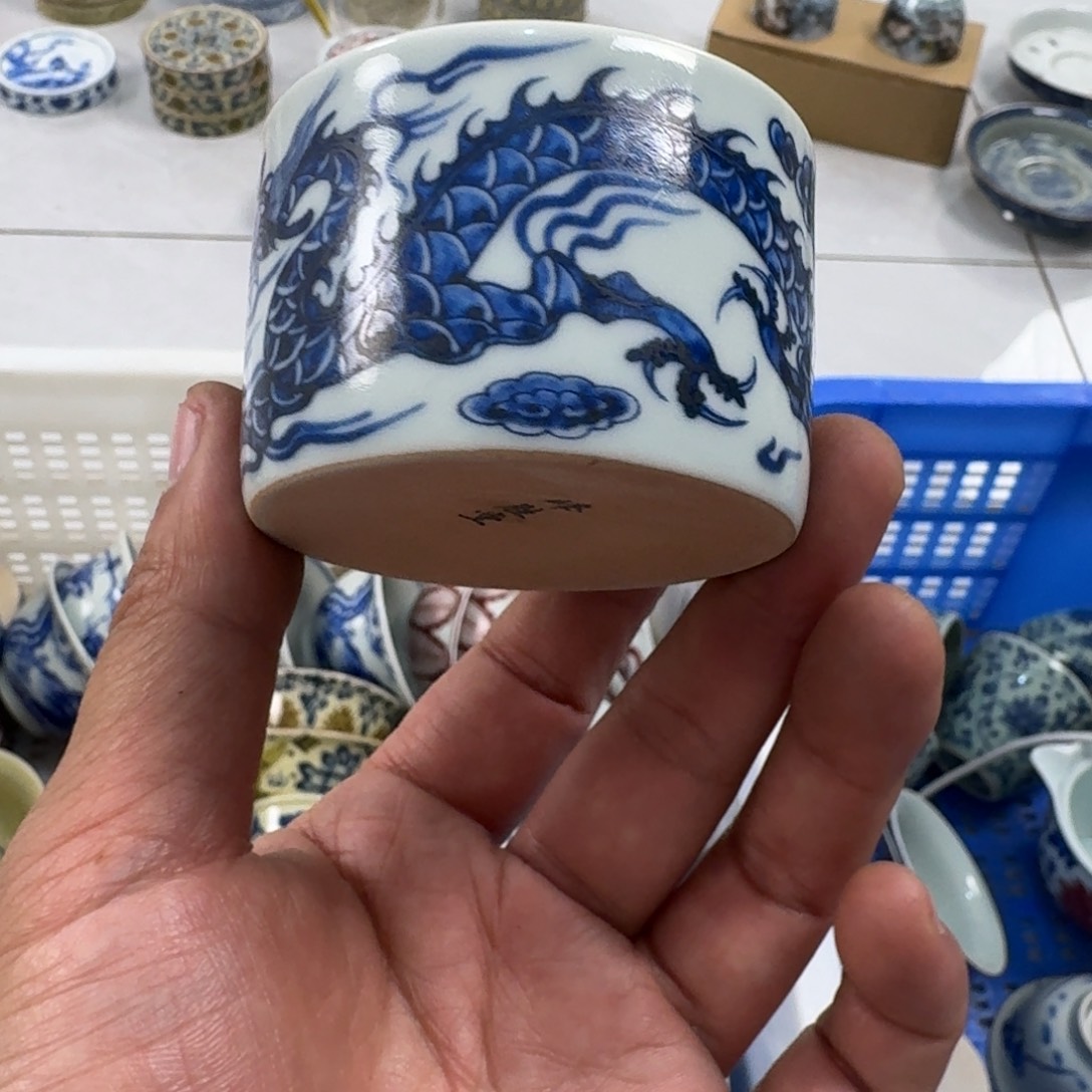 陶摆件青花铠甲龙小直口杯