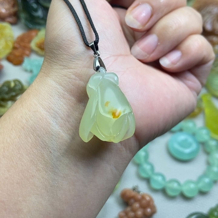 蛇纹石玉挂件未镶嵌