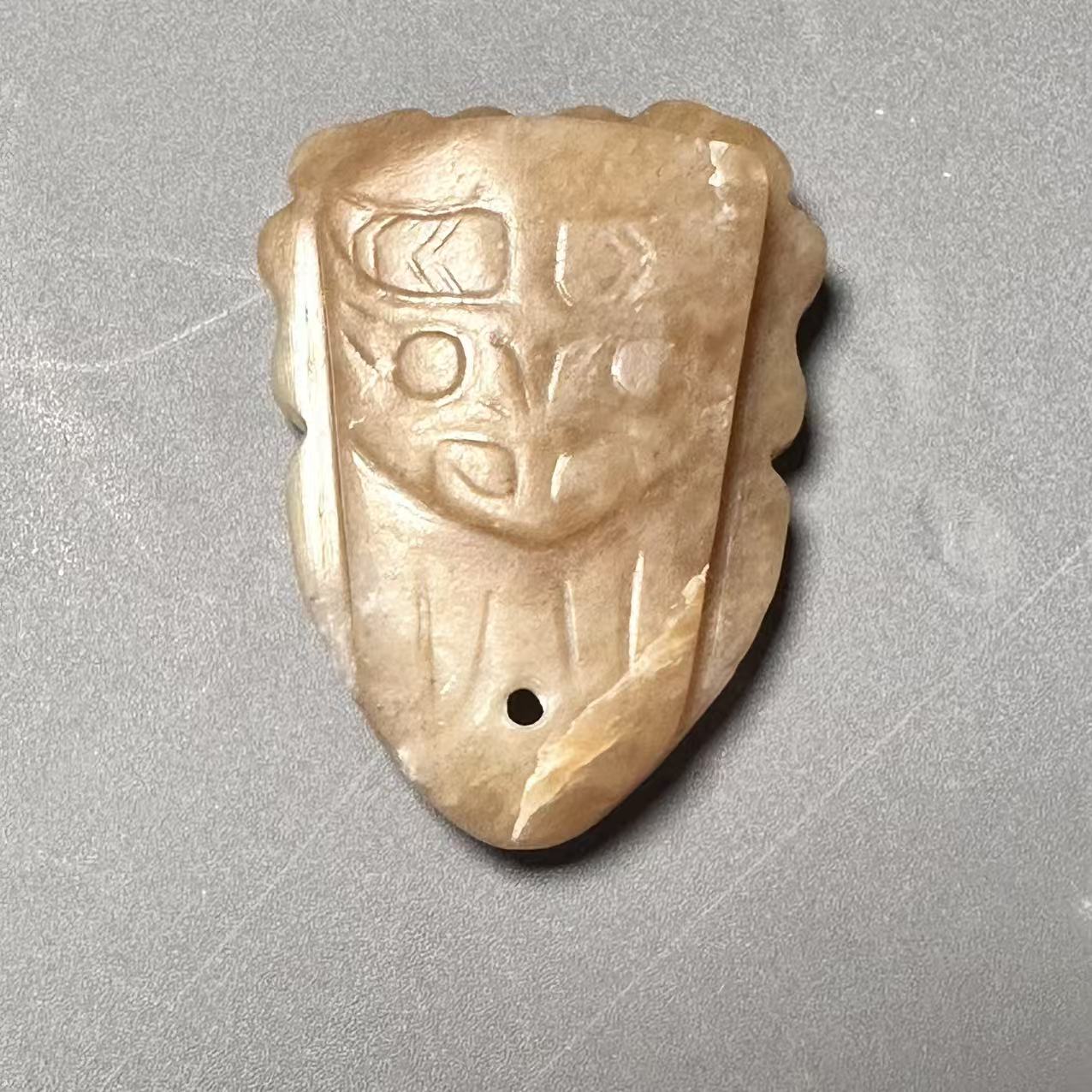 GWC-1211下午008和田玉红沁玉雕兽面盾形佩