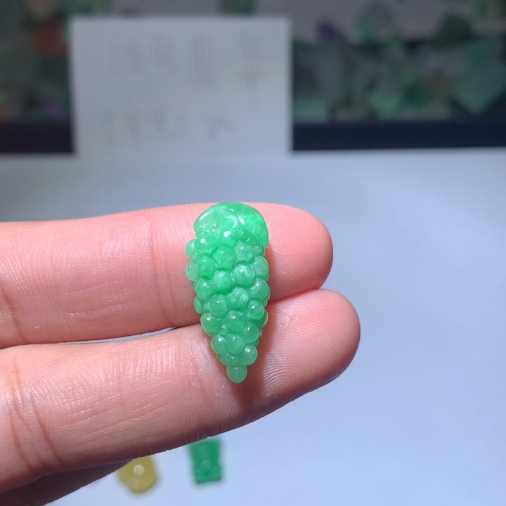 翡翠未镶嵌颈饰挂件