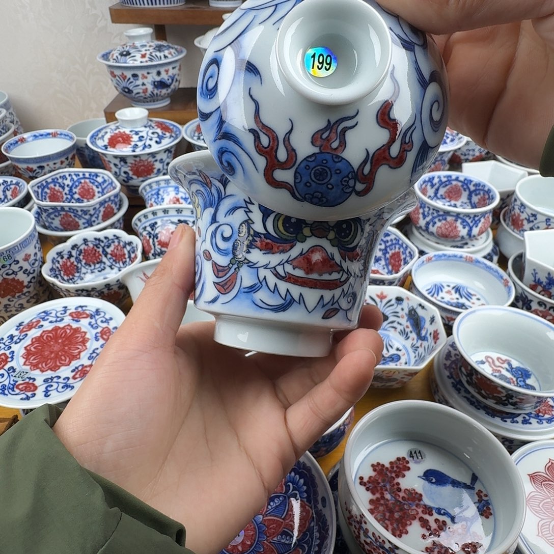 M***_青花釉里红醒狮马蹄盖碗
