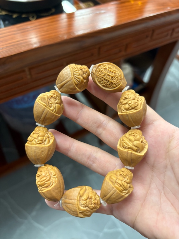 橄榄核雕刻原皮八宝弥勒手串手持