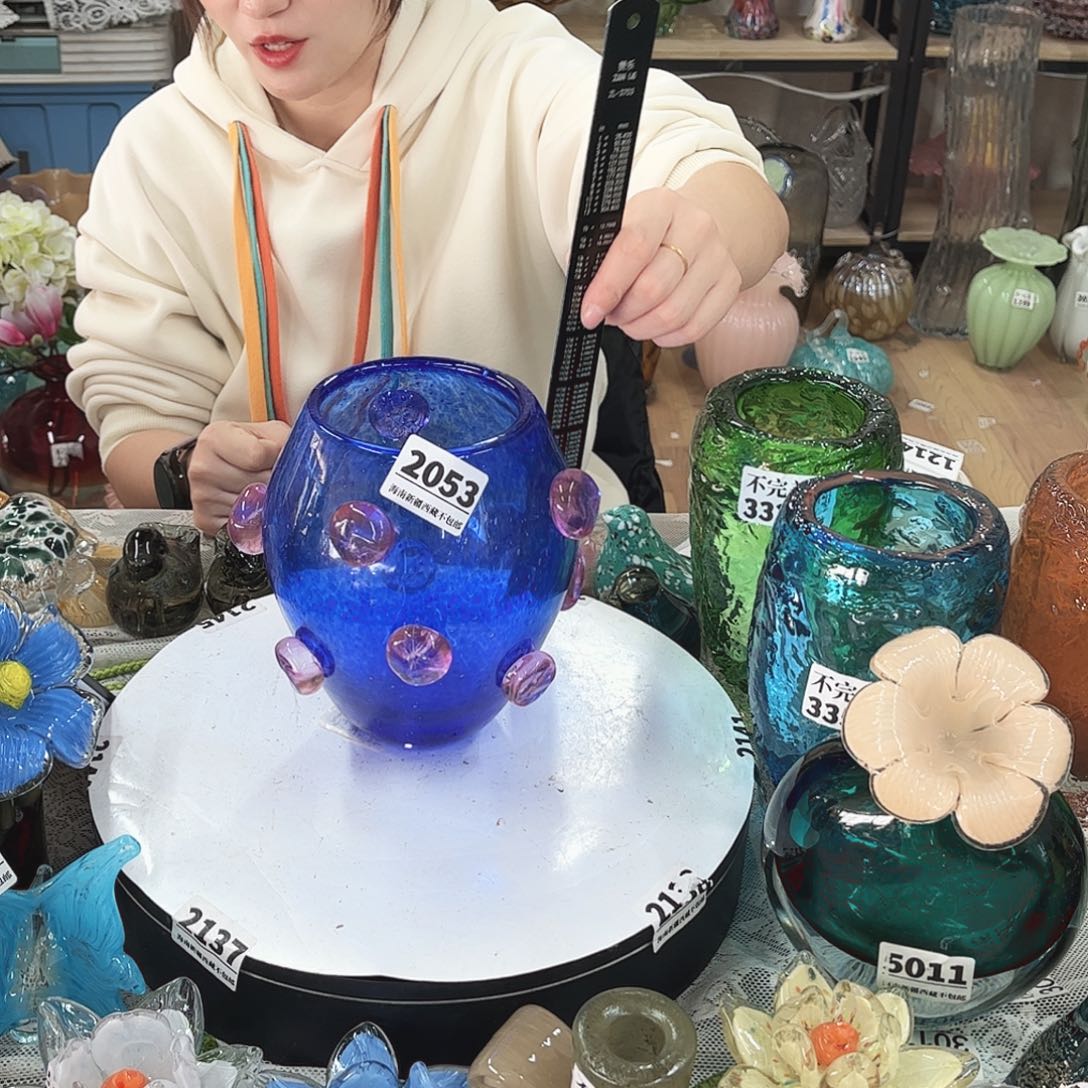 2053 家悦琉璃花器摆件不完美