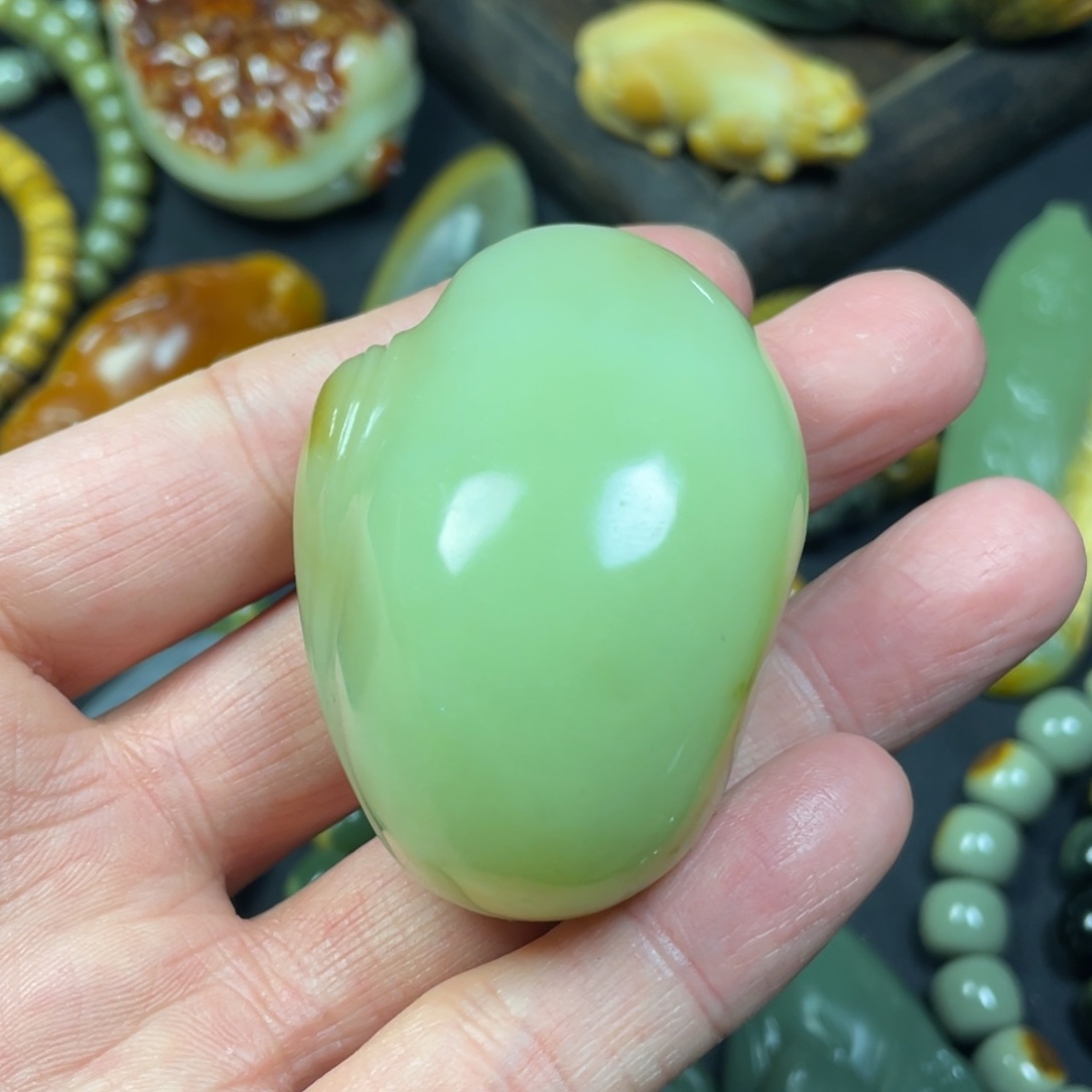 岫岩老玉（透闪石质玉）未镶嵌颈饰嫩**铭