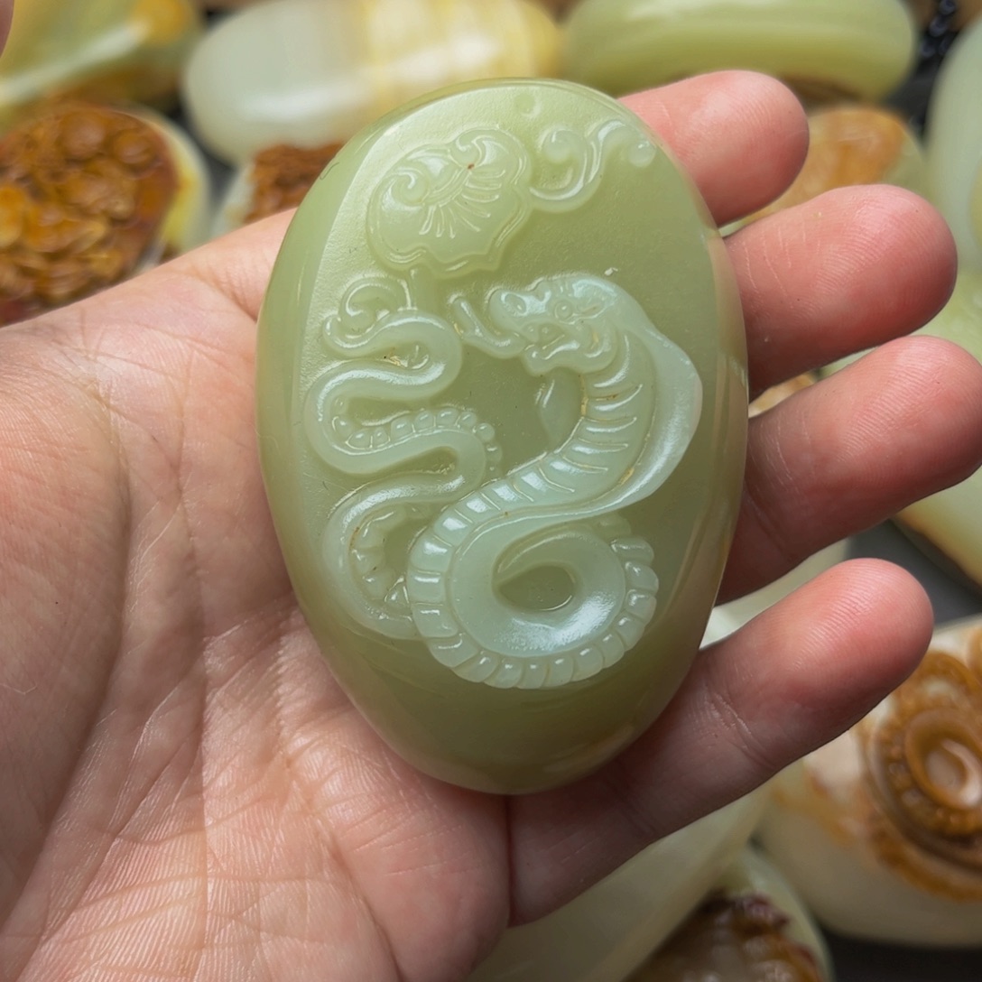 石材方解石手把件蛇