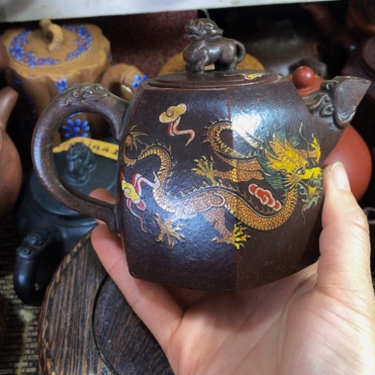 茶壶紫砂原矿泥料手工制作的一把紫砂壶。