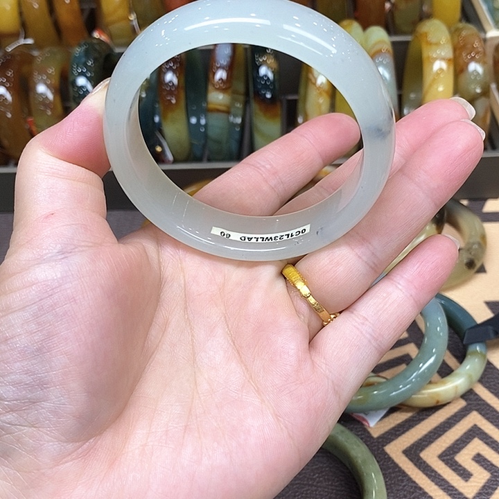 未镶嵌透闪石-蛇纹石玉手镯