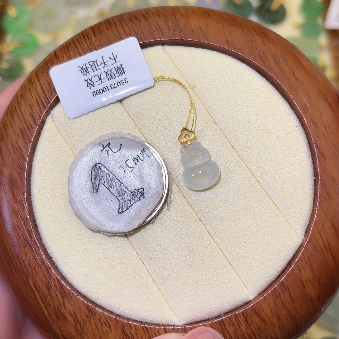 颈饰18K金镶嵌翡翠葫芦