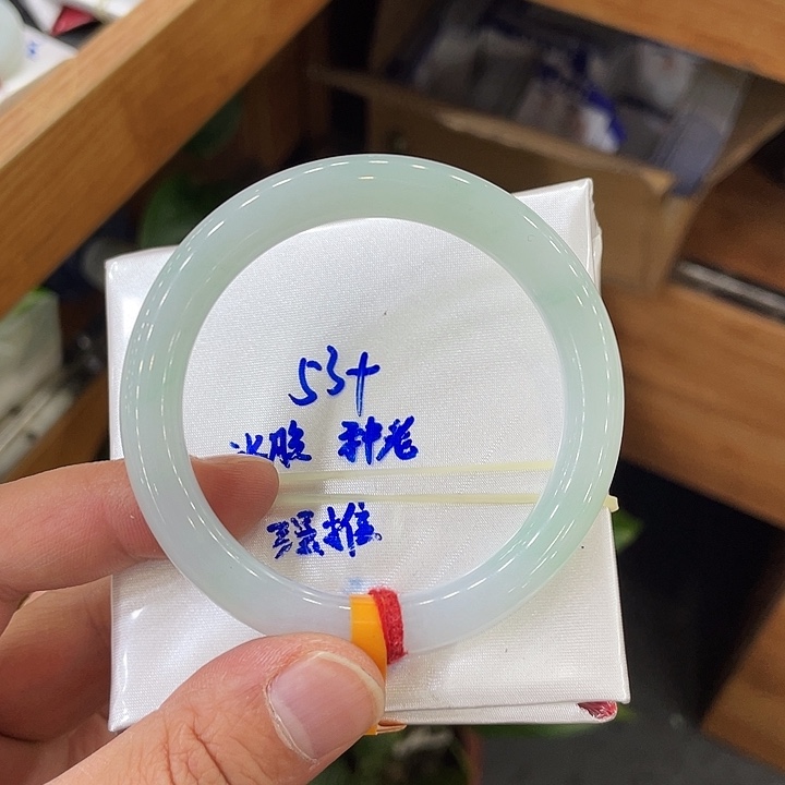 翡翠手镯未镶嵌翡翠