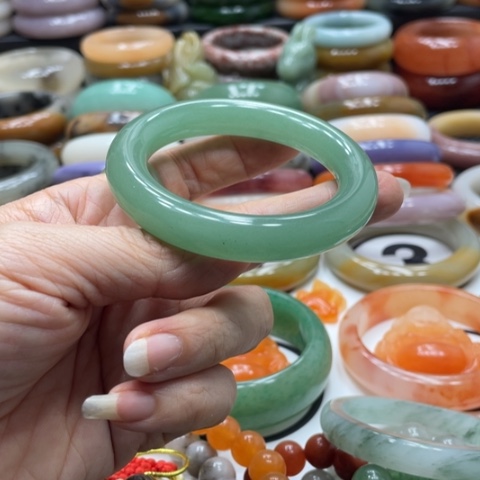 石英岩玉未镶嵌手镯