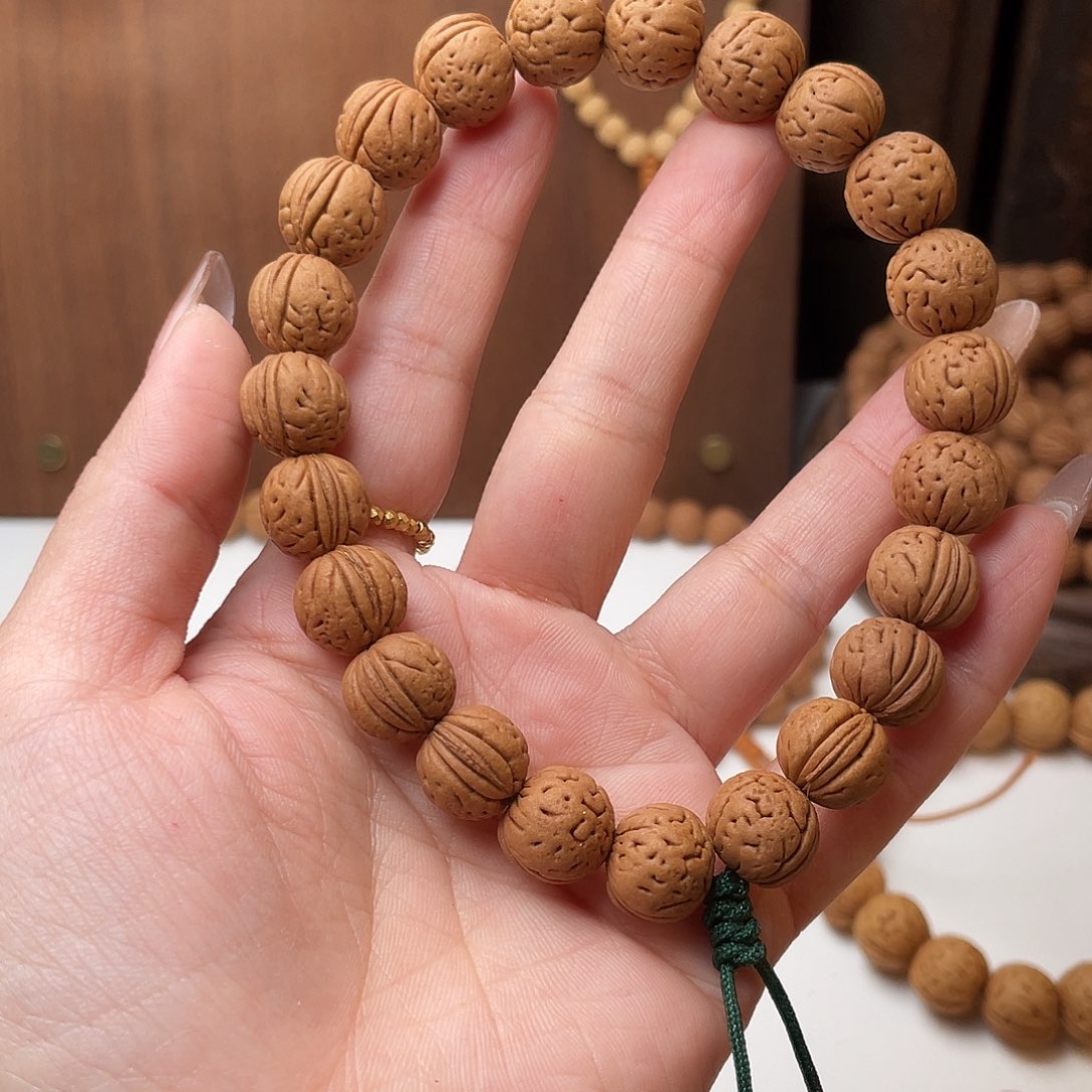 暖****12野生红皮桃核手持