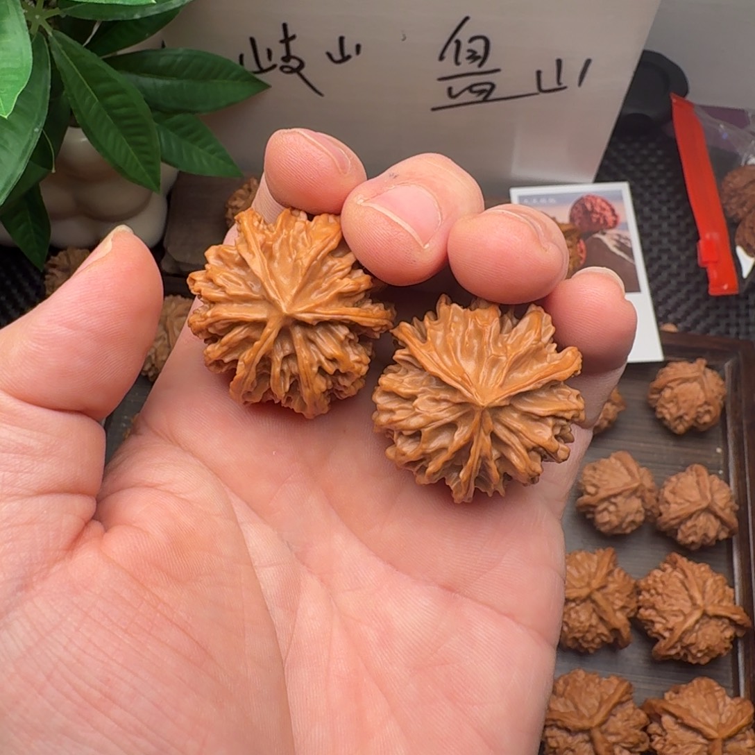 膜***色文玩核桃吊坠岐山三棱文玩核桃