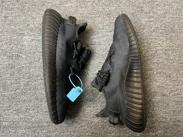 95新 adidas/阿迪达斯 休闲鞋95新杰/42码/Adidas/Yeezy350黑天使