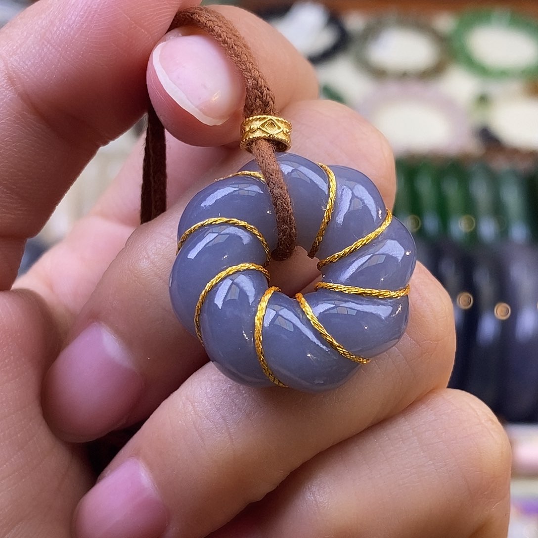 颈饰未镶嵌和田玉毕业级老坑料浓烟紫麻花平安扣