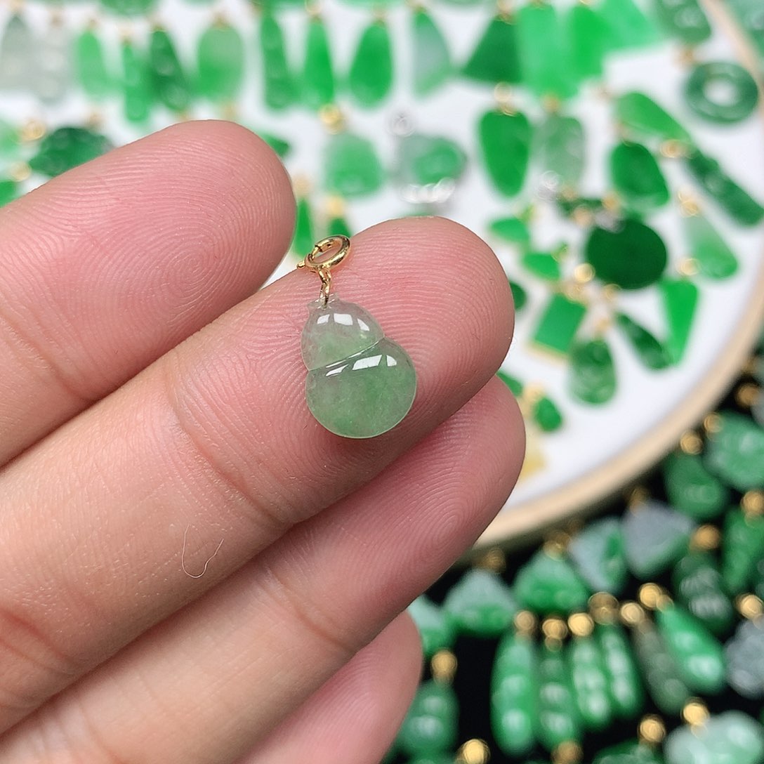 翡翠配石伊*白18K金扣 小巧冰飘阳绿小葫芦