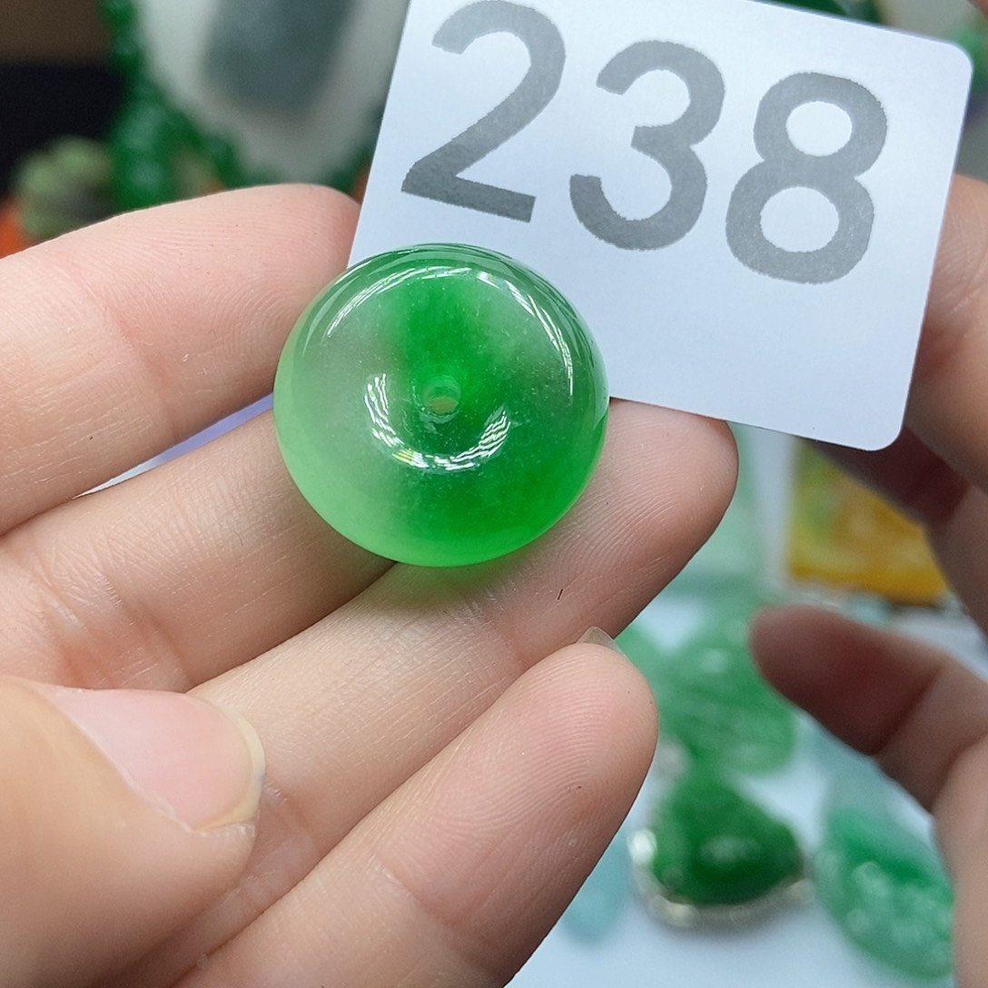 翡翠吊坠(赠链)未镶嵌